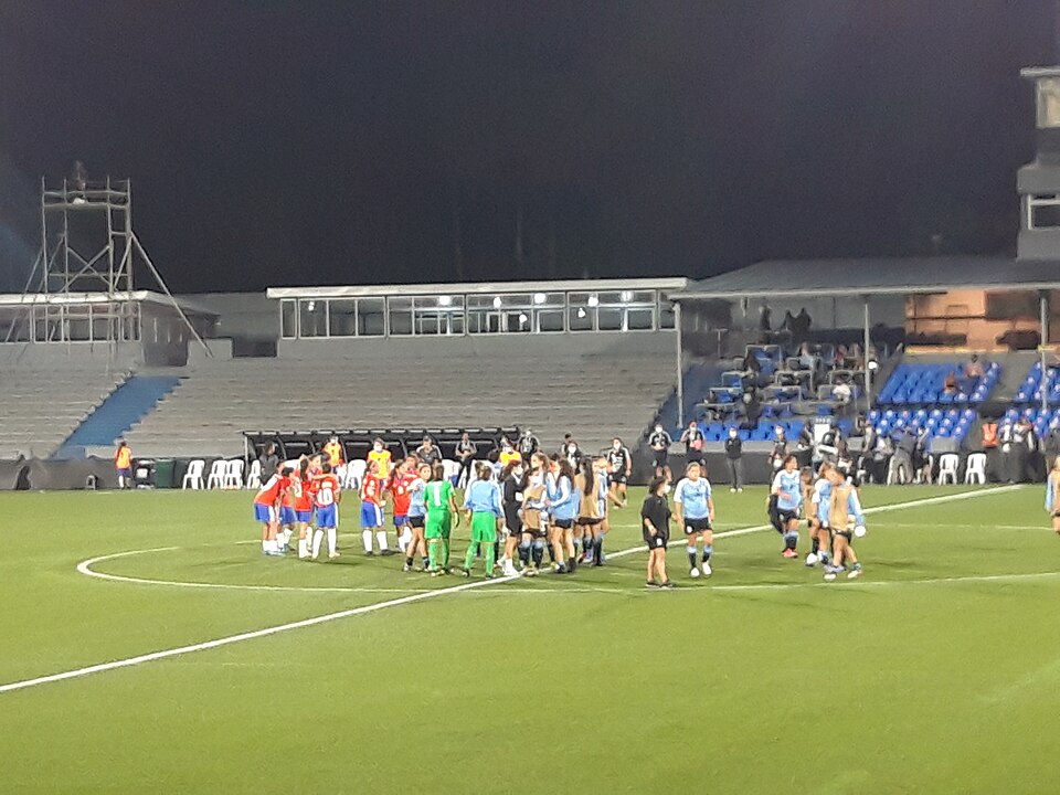 Aficionados viendo un partido de fútbol en un bar deportivo