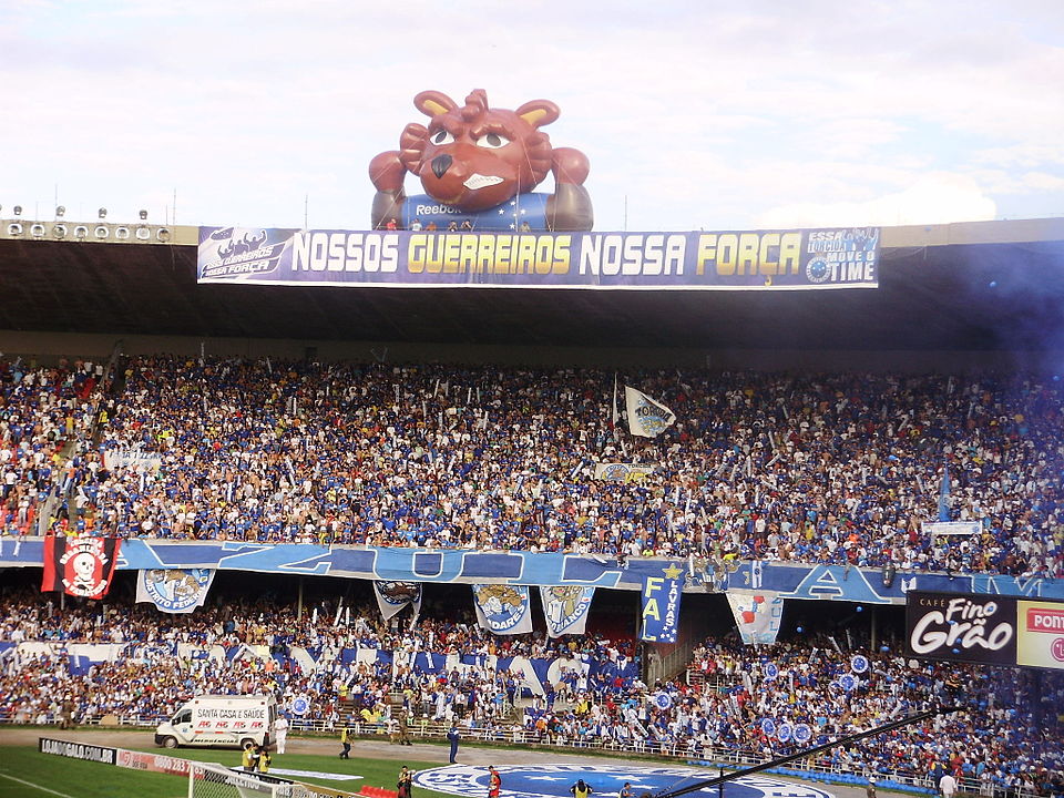 Hinchada del Cruzeiro en un partido como visitante