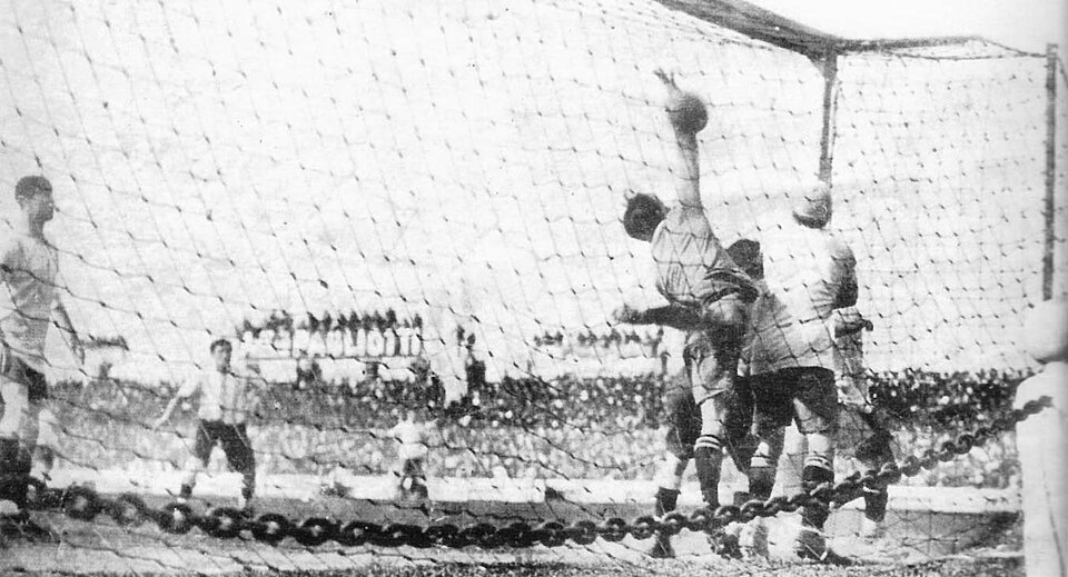 Jugador ejecutando un tiro de esquina en un partido de liga argentina
